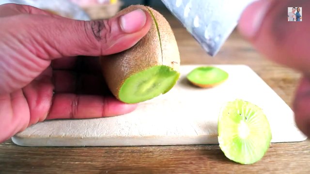 Life Hack- Fastest way to peel a kiwi!