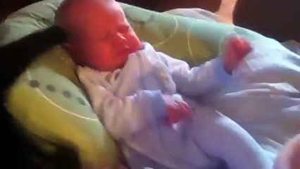 Uyanan Bebeği Uyutan Sevimli Kedi