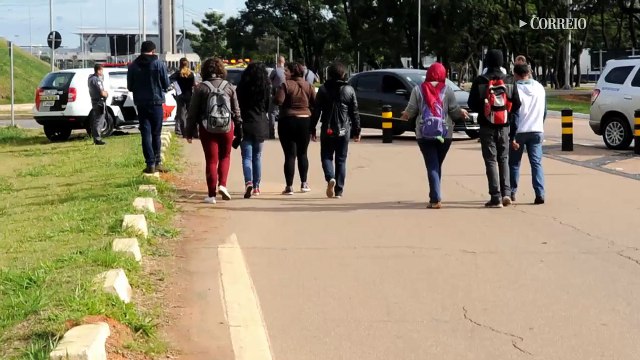Professores em greve protestam e fecham via que vai até Viracopos