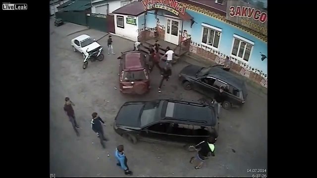 Разборки возле магазина: кулачные бои, зрелищные наезды на пешеходов...
