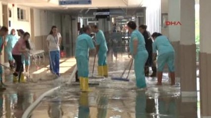 İzmir- İzmir'de Çok Şiddetli Dolu Hastanede Su Baskınına Neden Oldu