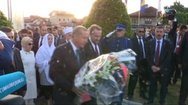 Erdoğan, Aliya İzzetbegoviç'in Kabrini Ziyaret Etti