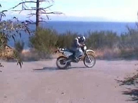 Régis fait un burn à moto