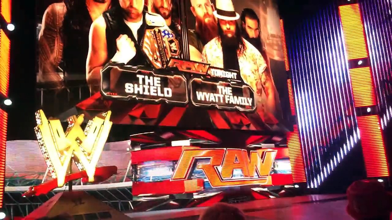 WWE RAW Live in CHICAGO 03/03/14 CM PUNK ENTRANCE (Heyman comes out)