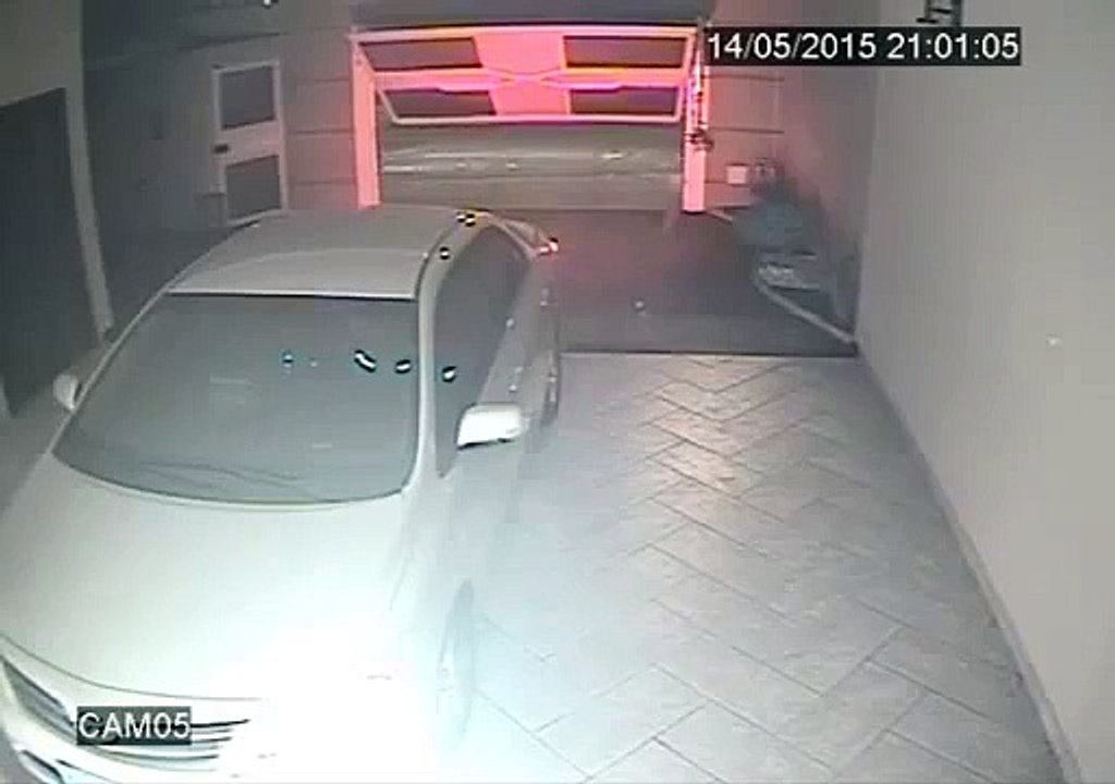 A plainclothes policeman defends face a carjacking