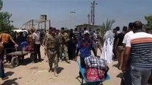 Displaced Iraqis cross Bzeibez bridge to flee IS surge in Ramadi