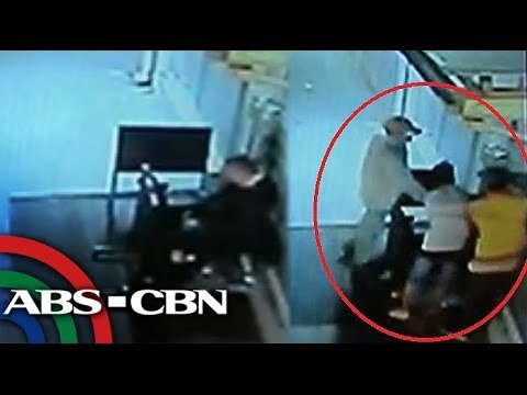 Huli sa CCTV: Sekyu naagawan ng armas, binaril