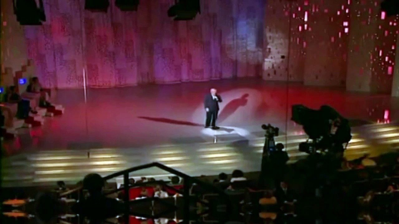 CHARLES AZNAVOUR  -  CON UN SONREIR en español YOU TUBE