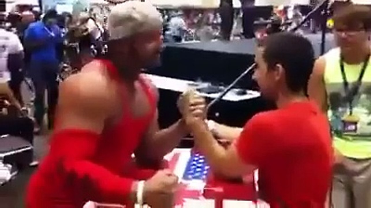 Prendre un selfie pendant un bras de fer contre un mec musclé