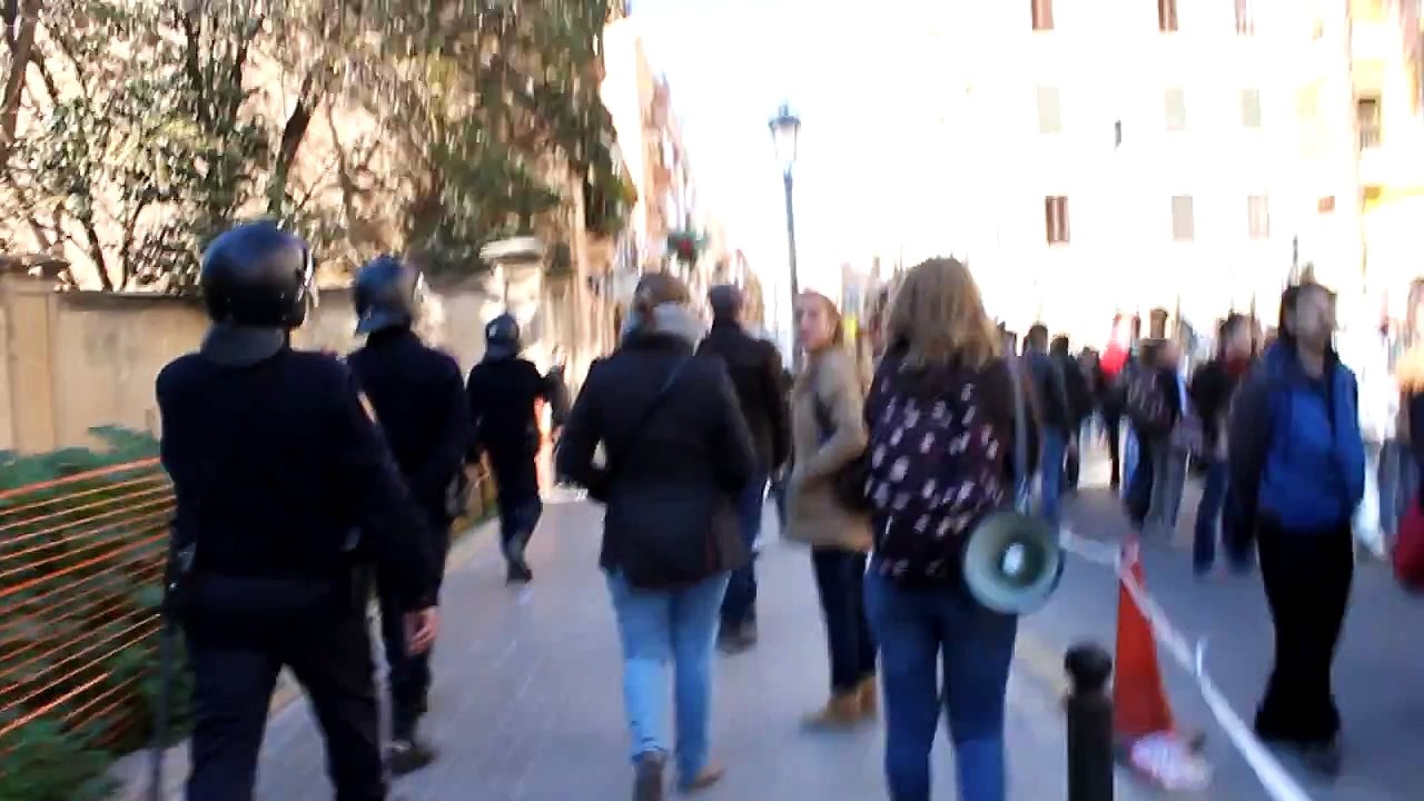 Antidisturbios acorralan a los manifestantes!