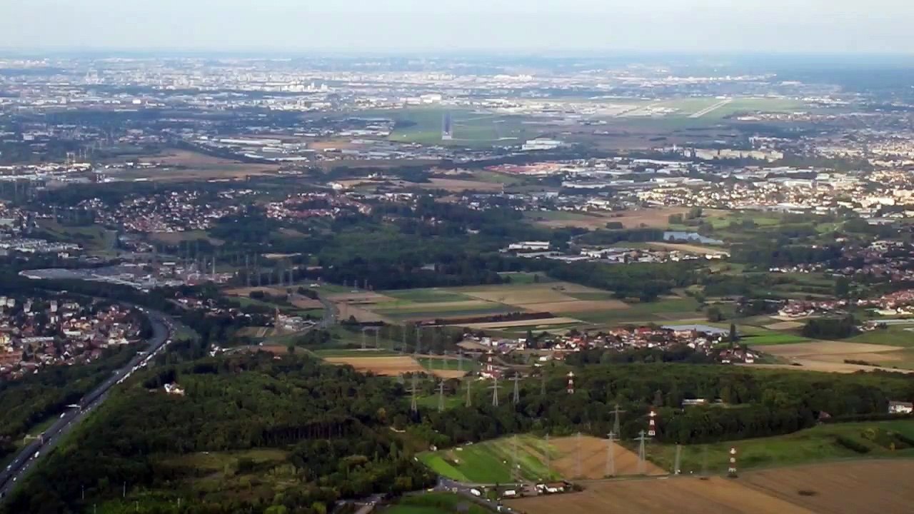 COCKPIT VIEW OF LANDING AT PARIS ORLY
