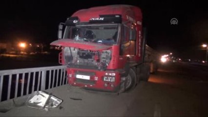 Tekrar)kazan'da Demir Yüklü Tır Köprüye Çarptı