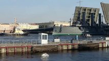 L'Aurora prende il largo a San Pietroburgo
