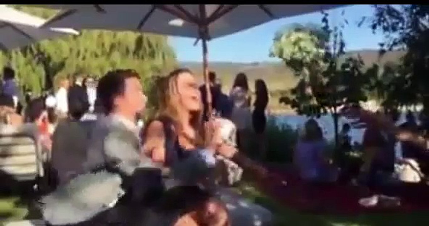 L'homme qui ne voulait pas DU TOUT se marier : il empêche sa copine d'attraper le bouquet de la mariée...