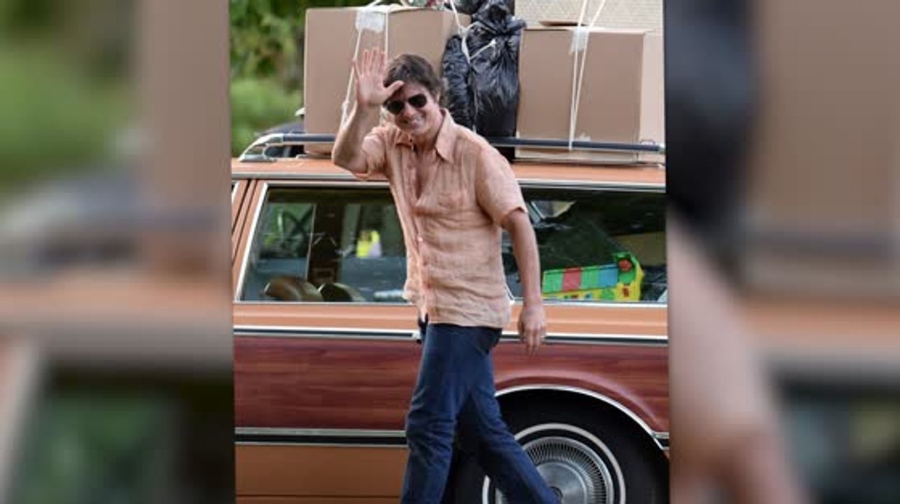 Tom Cruise zeigt seinen fehlenden Zahn am Set von Mena