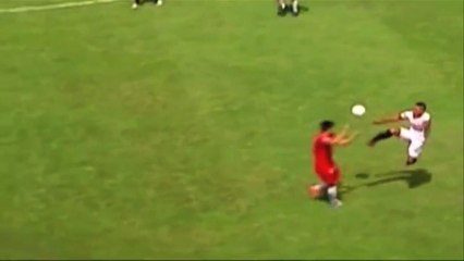 Rakibine uçan tekmeyle girdi!