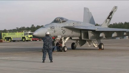Un F-18 lancé par une catapulte électromagnétique