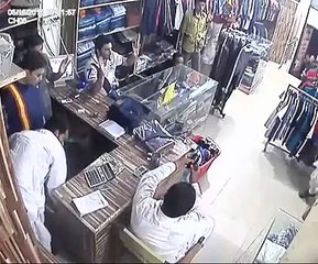 Watch footage of robbery in Faisalabad 2 person looted shop