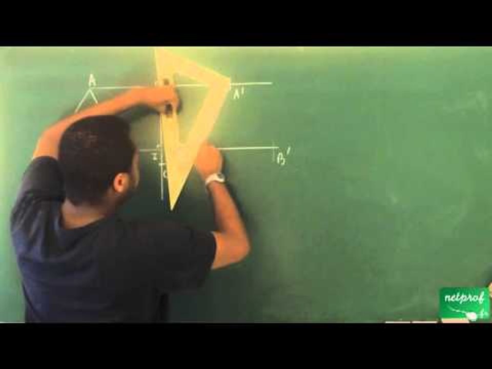 052 / Symétrie centrale / Construire une figure par une symétrie centrale et axiale