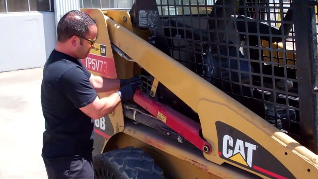 Raise and Lower Lift Arms on Cat 226B Skid Steer Loader