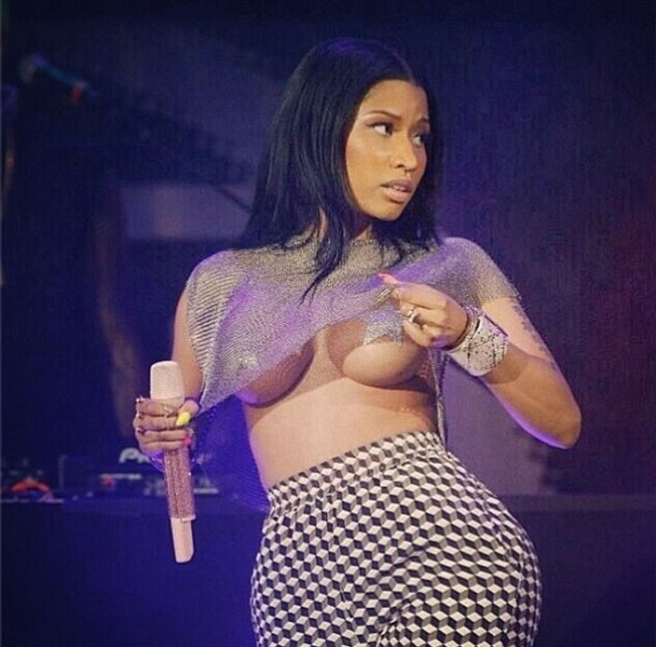 Niki Minaj Show Her-Butt-and-Boobs-In Live Show 21st May 2015