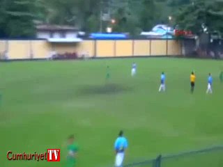 Sarı karta sinirlenen kaleci hakemi yere serdi