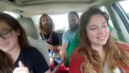 Mauvaise idée : un karaoké en roulant dans une voiture