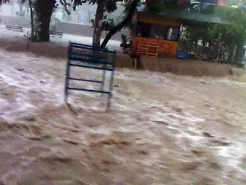 izmir böyle felaket görmedi.İnanılmaz sel görüntüleri