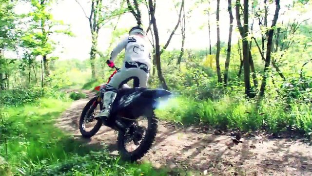 A moitié VTT à moitié moto