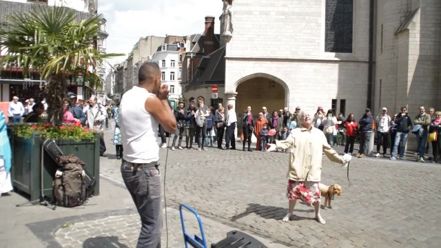Une mamie danse sur du Beatbox
