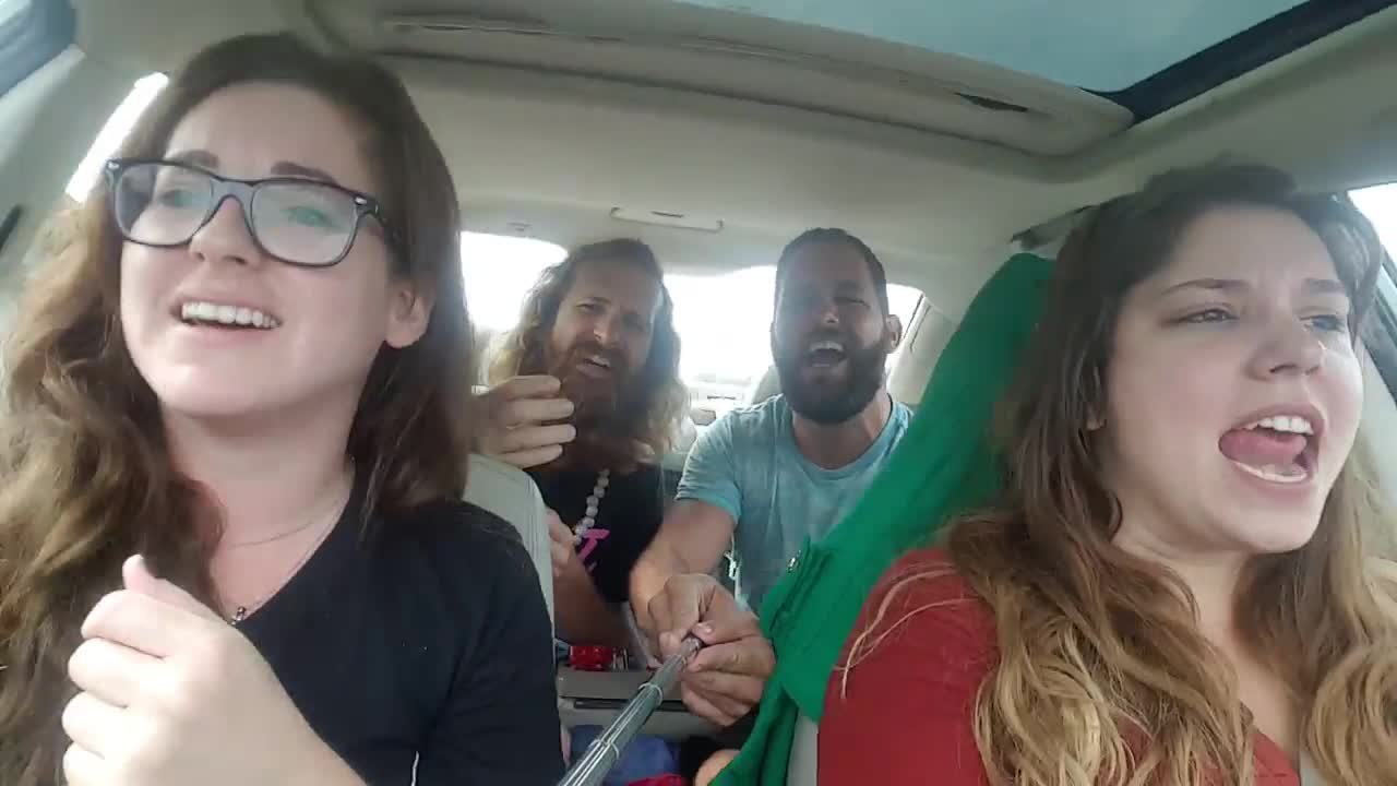 Ils se filment en train de chanter et ont un accident de voiture  en direct