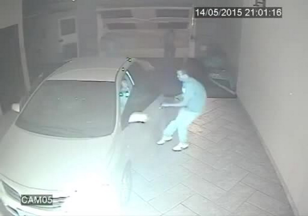 Voler la voiture d'un policier armé est la pire idée qu'ait eu cet homme