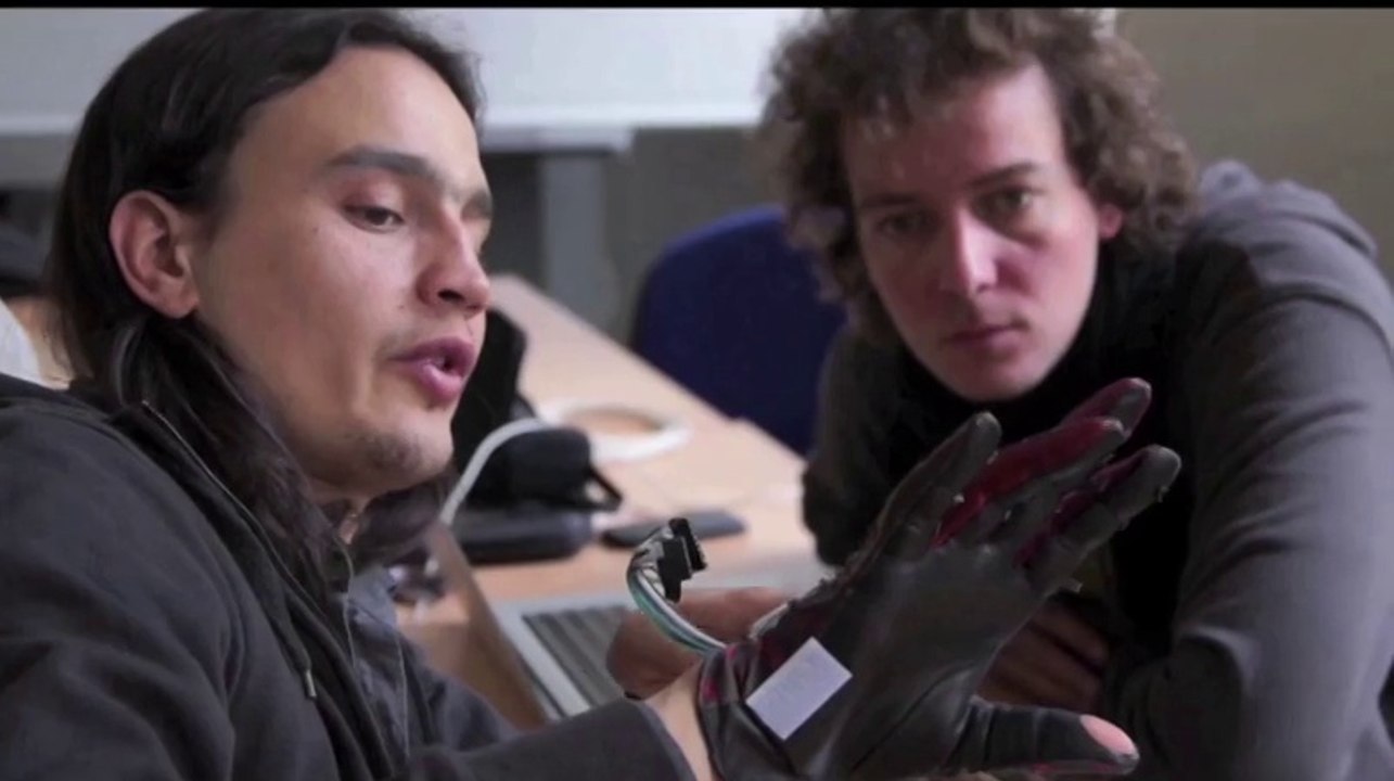 Résidence d'artiste en entreprise : Ezra - Atelier Arts et sciences