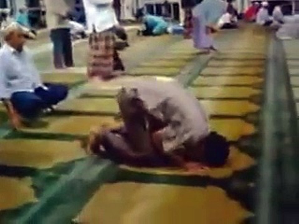 Orang Gila Sholat Lucu Cepat Banget ( SUPER CEPAT !!! )