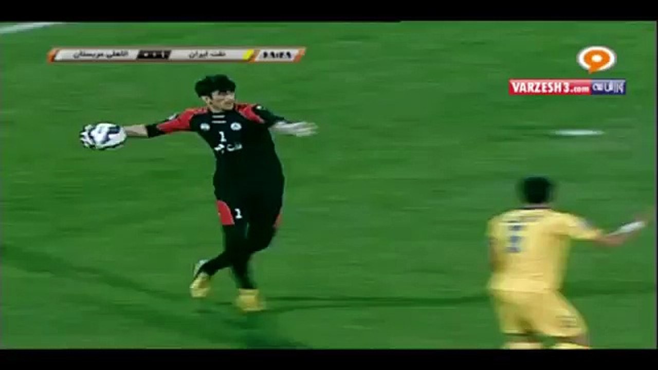 Amazing Throw by Iranian GK Alireza Beiranvand (He does this a lot)