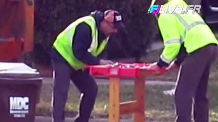 Des éboueurs jouent au babyfoot dans la rue