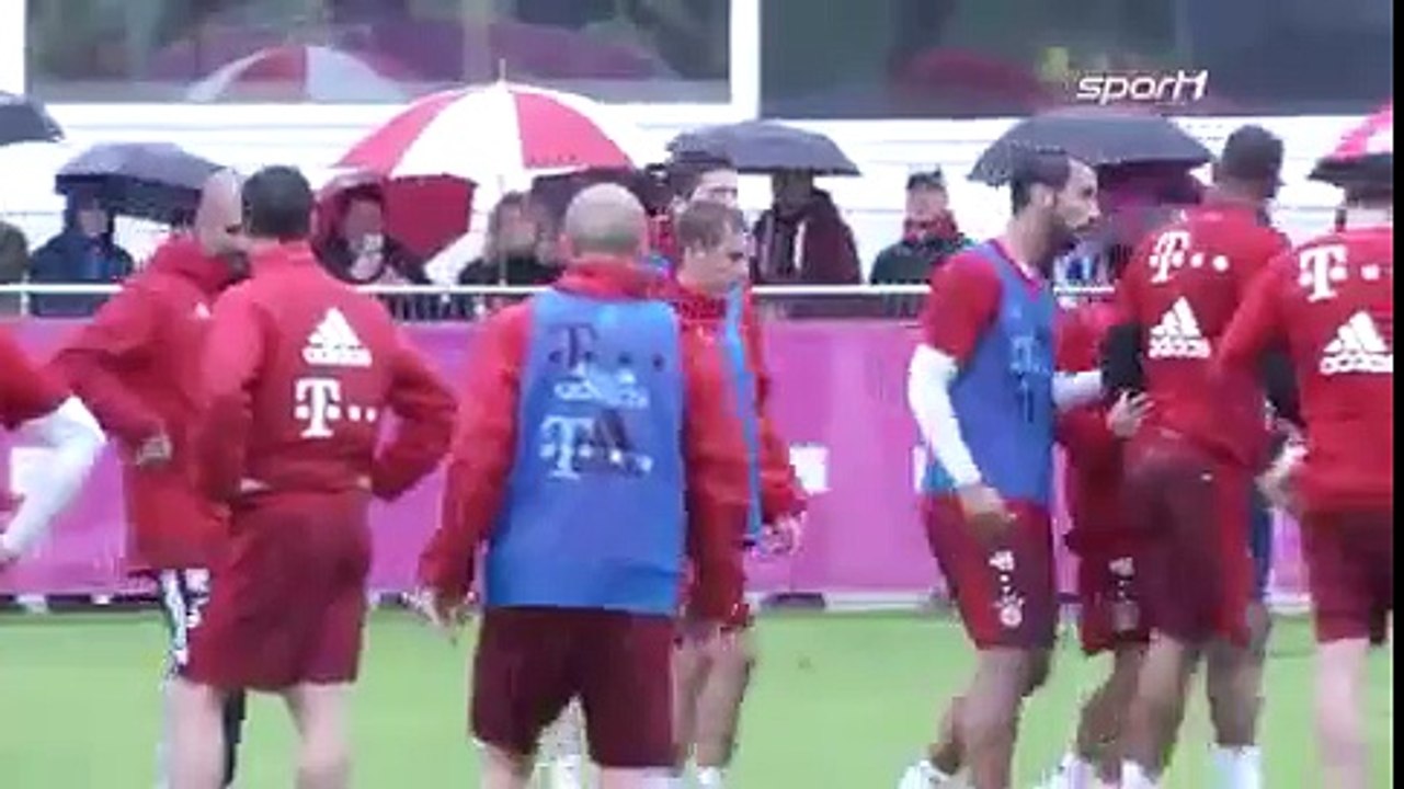 FC Bayern Training - Boateng & Lewandowski fight