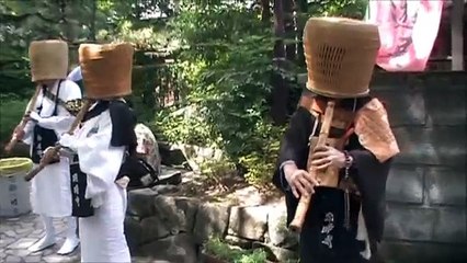尺八を吹く虚無僧　Komuso monks play the Shakuhachi