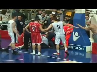 RISCHIA LA VITA,MA I PROPRI TIFOSI LO IGNORANO