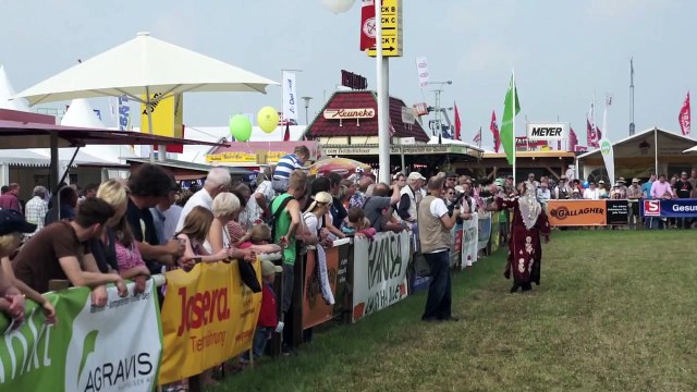 64. Tarmstedter Ausstellung 2012 - Die Horus Falknerei und der XXL-Ostfriese Tamme Hanken