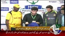 Shahid Afridi Pak vs Zim Series Ki Trophy Ki Taqreeb e Runumai Main