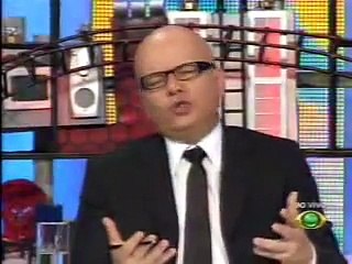 CQC - 21/03/2011 - Monica Iozzi tenta falar com Jaqueline Roriz