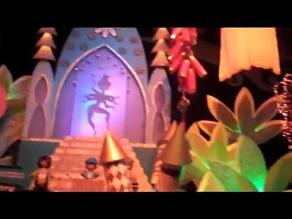 Disneyland Christmas: It's a Small World Holiday (Full Ride POV) California