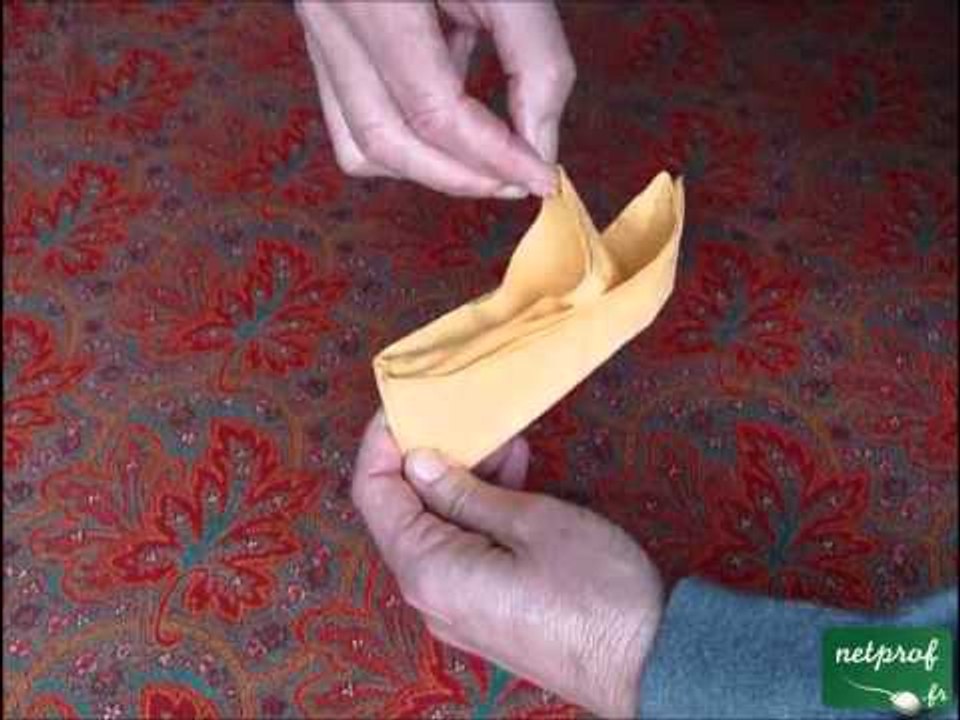 Pliage de serviette en forme de bateau
