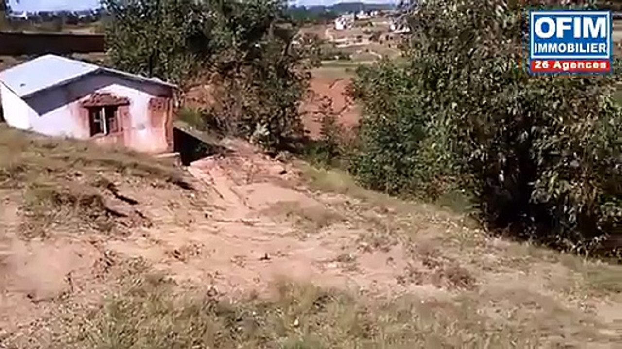 Vente Terrain ANTANANARIVO (TANANARIVE) - Madagascar - A vendre un grand terrain à petit prix de 4244 m2 sur Soamanandray Ivato réparti sur deux niveaux dans un quartier encore très calme à 15 minutes de l'aéroport