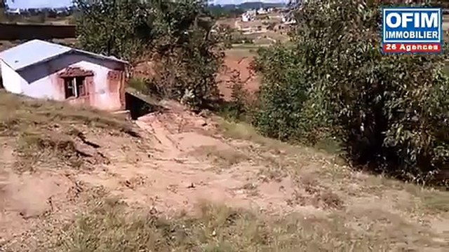 Vente Terrain ANTANANARIVO (TANANARIVE) - Madagascar - A vendre un grand terrain à petit prix de 4244 m2 sur Soamanandray Ivato réparti sur deux niveaux dans un quartier encore très calme à 15 minutes de l'aéroport