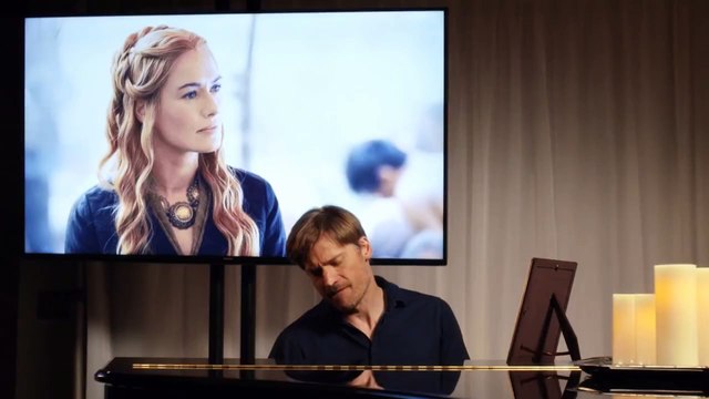 Jaime Lannister (Nikolaj Coster-Waldau) chante pour sa soeur Cersei pour le Red Nose Day