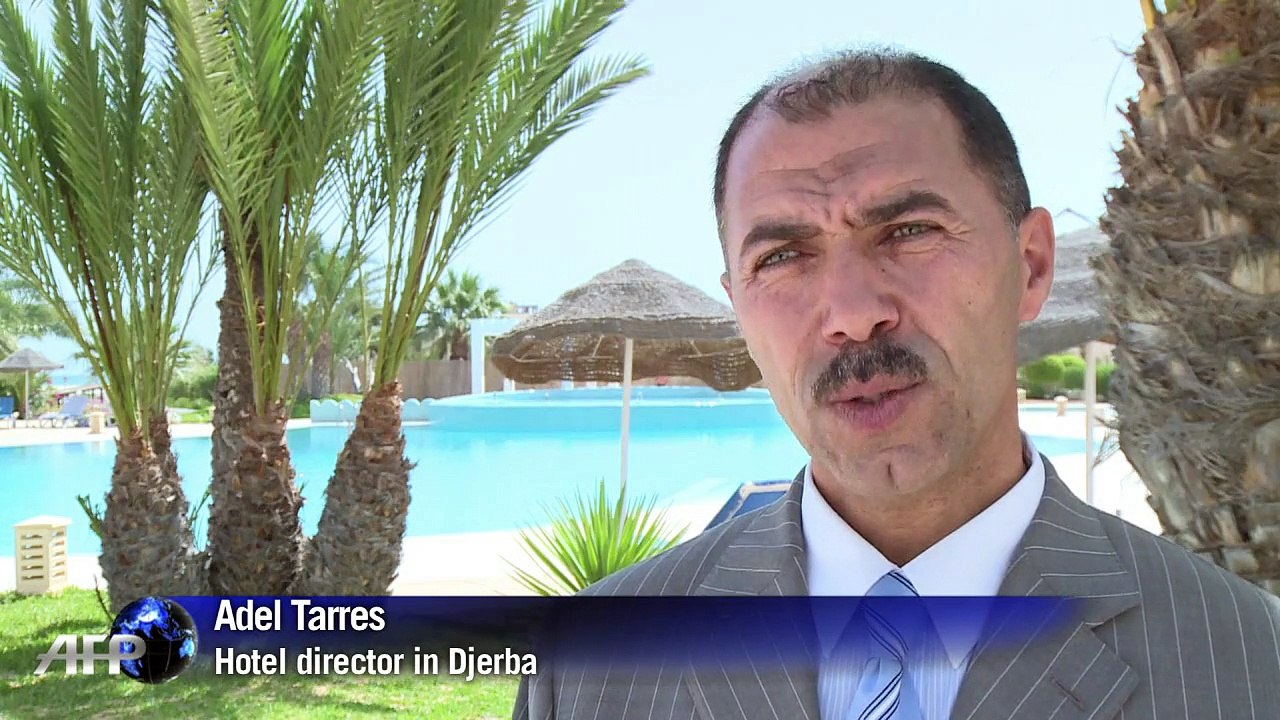 Tunisia's sunbeds and souks empty after museum attack