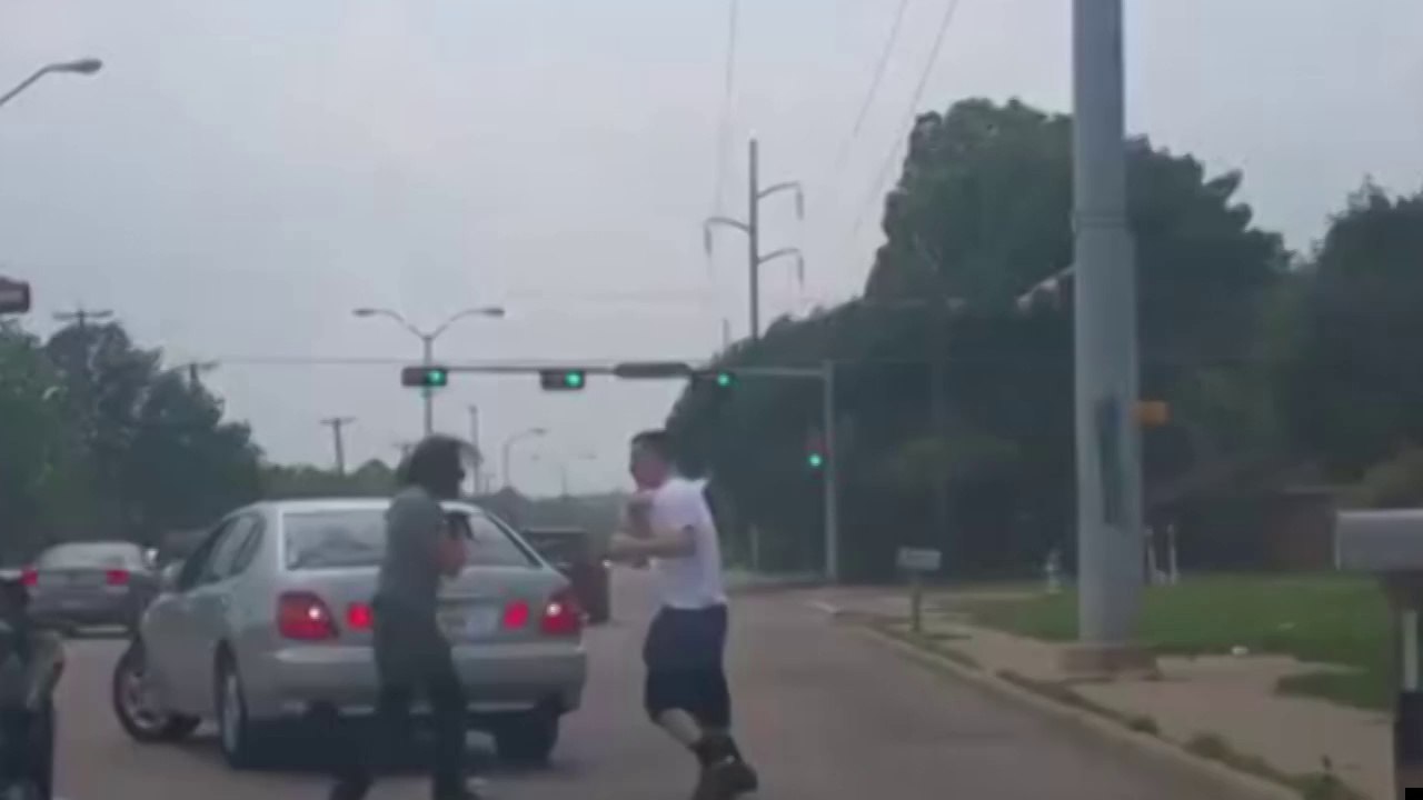 Quand un motard et un automobiliste rejouent un combat de Rocky