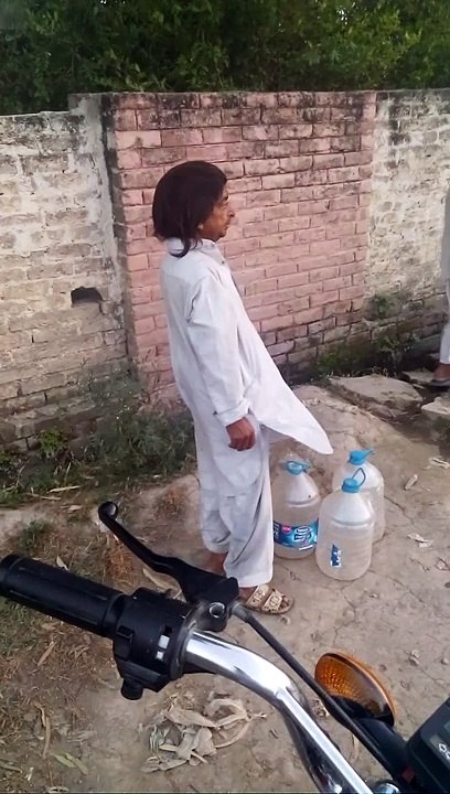 Worlds shortesh man doing his work by his own hands